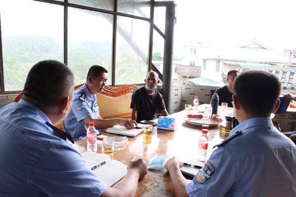 镇康公安走进德昂边寨开展走访活动 - 临沧长安网