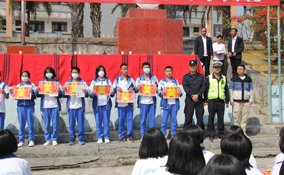 交警进学校.jpg