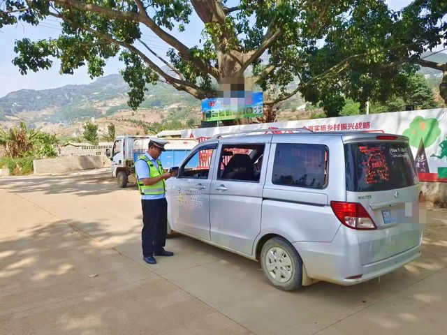 凤庆县公安局"四个加强"开展面包车排查整治