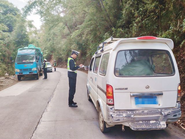 凤庆县公安局"四个加强"开展面包车排查整治